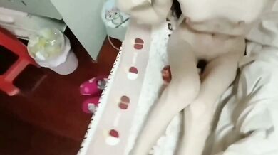 Cô nàng đeo kính khoe ngực tự sướng chân dài