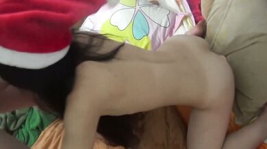 國外留學的騷妹穿著聖誕帽口交