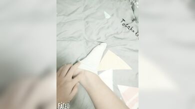 貧乳美女害羞脫衣掰逼