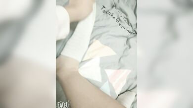 貧乳美女害羞脫衣掰逼