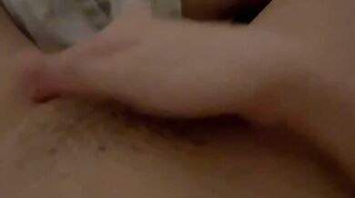 睡不着就脫褲子自摸自慰