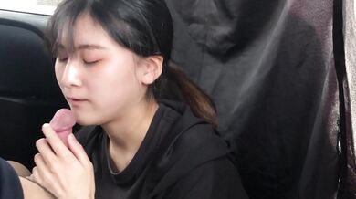 細身美乳大學生の手コキフェラ