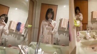 女子高生が脱いで自撮り 12