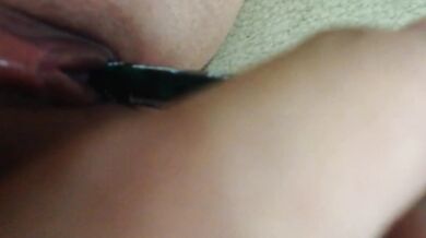 鉛筆が柔らかいマンコに深く浸透する