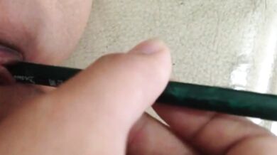 鉛筆が柔らかいマンコに深く浸透する