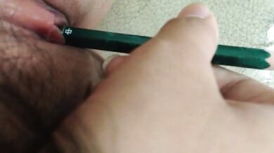 鉛筆が柔らかいマンコに深く浸透する