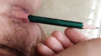 鉛筆が柔らかいマンコに深く浸透する