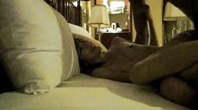 超セクシーな女の子がホテルの部屋でセックスパートナーと自撮り写真を撮る