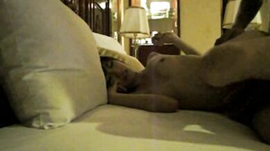 超セクシーな女の子がホテルの部屋でセックスパートナーと自撮り写真を撮る