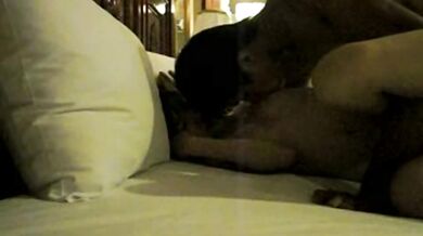 超セクシーな女の子がホテルの部屋でセックスパートナーと自撮り写真を撮る