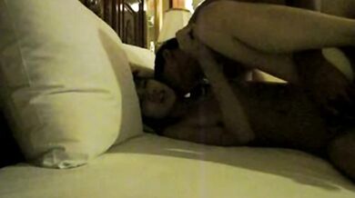 超セクシーな女の子がホテルの部屋でセックスパートナーと自撮り写真を撮る