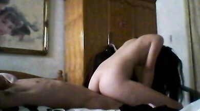 Cô gái đưa bạn trai về nhà làm tình trên giường bố mẹ và chụp ảnh tự sướng