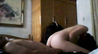 Cô gái đưa bạn trai về nhà làm tình trên giường bố mẹ và chụp ảnh tự sướng