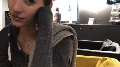 混血少女がジムの公衆トイレでオーラルセックス