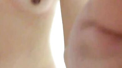 妹子澡後和男友視訊