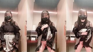 可愛日本學生妹被男友要求在衛生間自慰