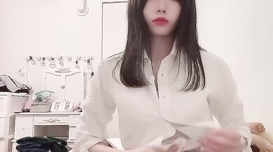 可愛日本妹子揉奶1