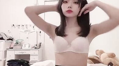 可愛日本妹子揉奶1