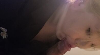 金髮嫩妹口交舔蛋