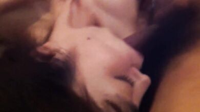 把肉棒塞進妹子的小嘴