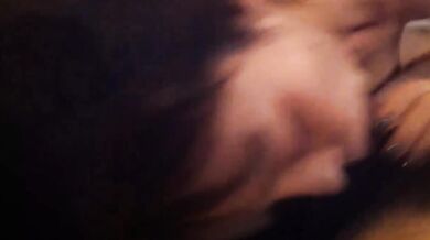 把肉棒塞進妹子的小嘴