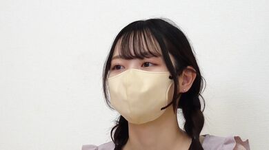 美少女が屈んだら乳首丸見え