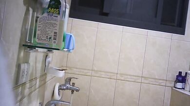 偷拍學校漂亮女同學洗澡