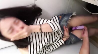 Obedient Girlfriend in the Arcade Corner