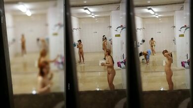 Nữ sinh đại học tắm 2-1