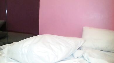 韓國美女露著奶子吹蛋糕