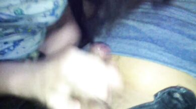 新加坡妹子幫無毛男友口交