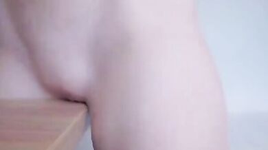 找不到男人，就用桌邊止癢