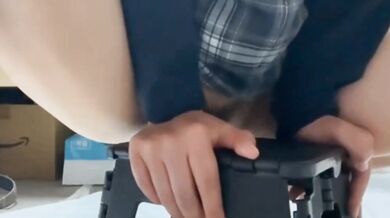 女性が椅子でオナニーし潮吹き