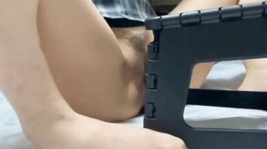 女性が椅子でオナニーして潮吹き2