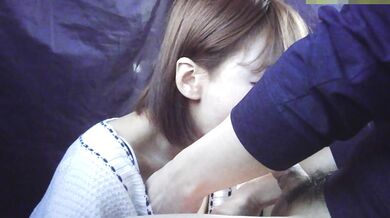 Nữ sinh tìm việc khéo miệng trên xe