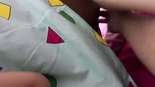 馬來西亞18嵗騷逼穿著睡衣口交