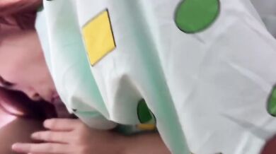 馬來西亞18嵗騷逼穿著睡衣口交