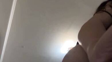 Bạn gái dễ thương tự sướng 7