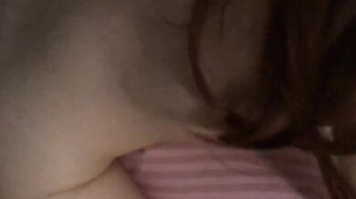 Tự sướng với gối khi chụp ảnh tự sướng 2