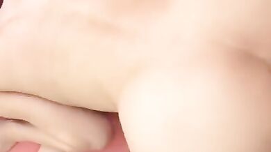 父親抱起女兒，強奸了她，發出愉悅的呻吟。