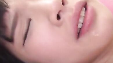 父親抱起女兒，強奸了她，發出愉悅的呻吟。