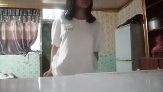 大奶眼鏡騷妹跳舞露奶