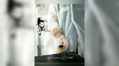 Nữ sinh đại học phô bày thân thể và tự sướng trong khuôn viên trường