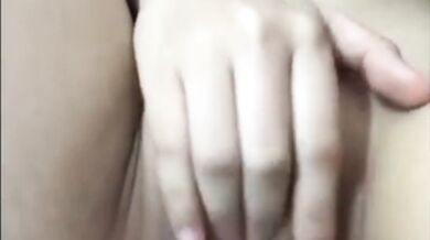 馬來學生妹，放學回家就脫光自慰