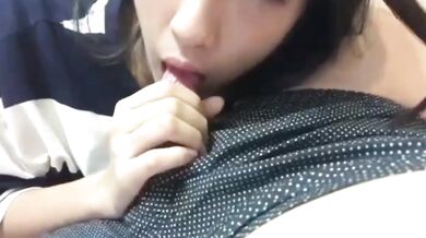 妹子吃男友肉棒