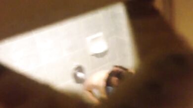 偷拍白虎妹子洗澡