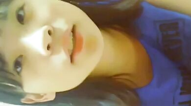 見せびらかす女子高生