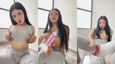 長髮女生坐在鏡子自慰噴水