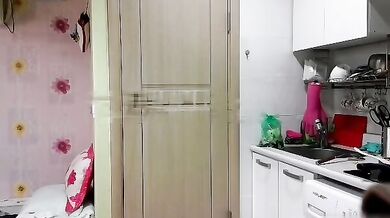 Bạn gái đại học trong trắng khỏa thân nấu cơm, bạn trai cưỡng bức đâm vào, ăn trước rồi thưởng thức bữa ăn