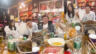 妹子居酒屋喝醉露奶跳舞